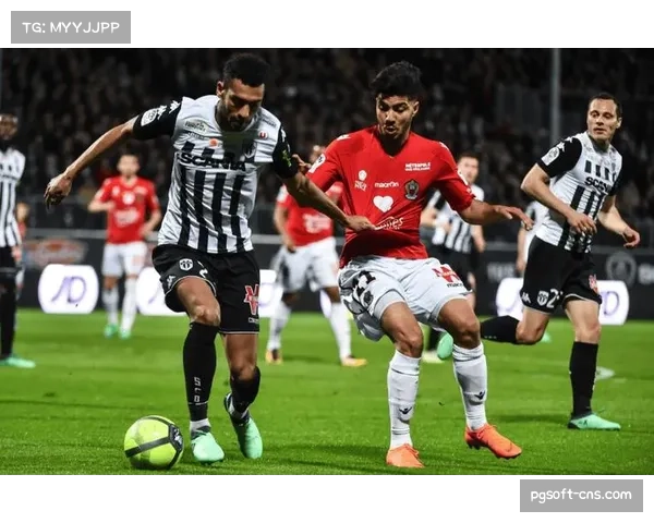 弗赖堡边后卫被赋予更多内收职责 在对方持球时迅速形成五人防线